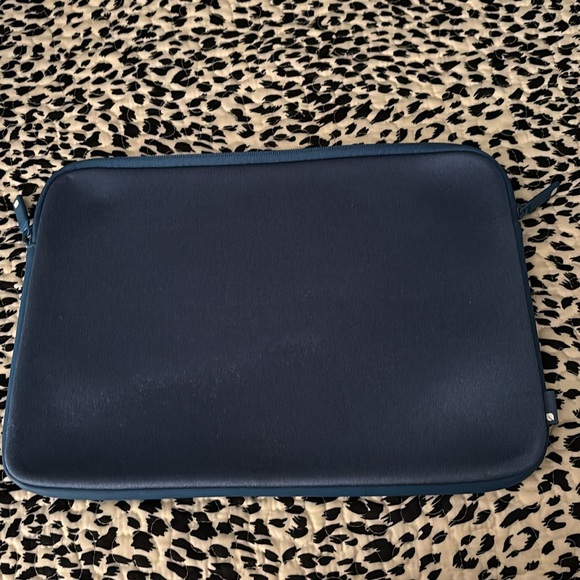 In case laptop sleeve - Picture 2 of 3